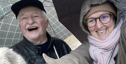 Mit Gottfried unterm Schirm, ein Spaziergang macht auch bei Regen Spaß.