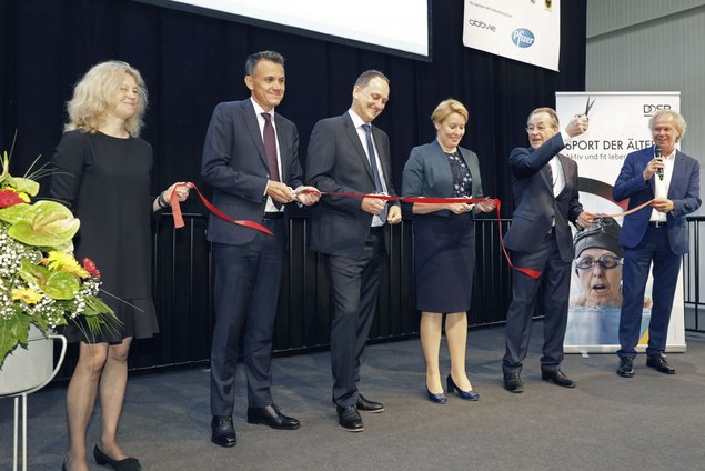 The managing director of BAGSO Service Company, Barbara Keck; the then managing director of AbbVie Germany, Dr. Patrick Horber; the chairman of the management of Pfizer Germany, Peter Albiez; the Federal Minister for Family Affairs, Senior Citizens, Women and Youth, Franziska Giffey; and the chairman of BAGSO, Franz Müntefering, cutting the ribbon to inaugurate The German Senior Citizens‘ Day.