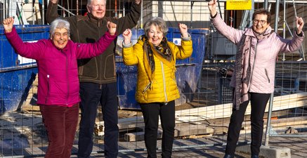 Vier Mitglieder der Seniorenhausgemeinschaft an der Baustelle freuen sich auf die Zukunft