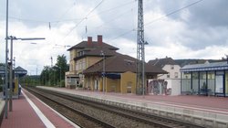 Ein Blick auf Schienen. Recht im Bild das Bahnhofsgebäude