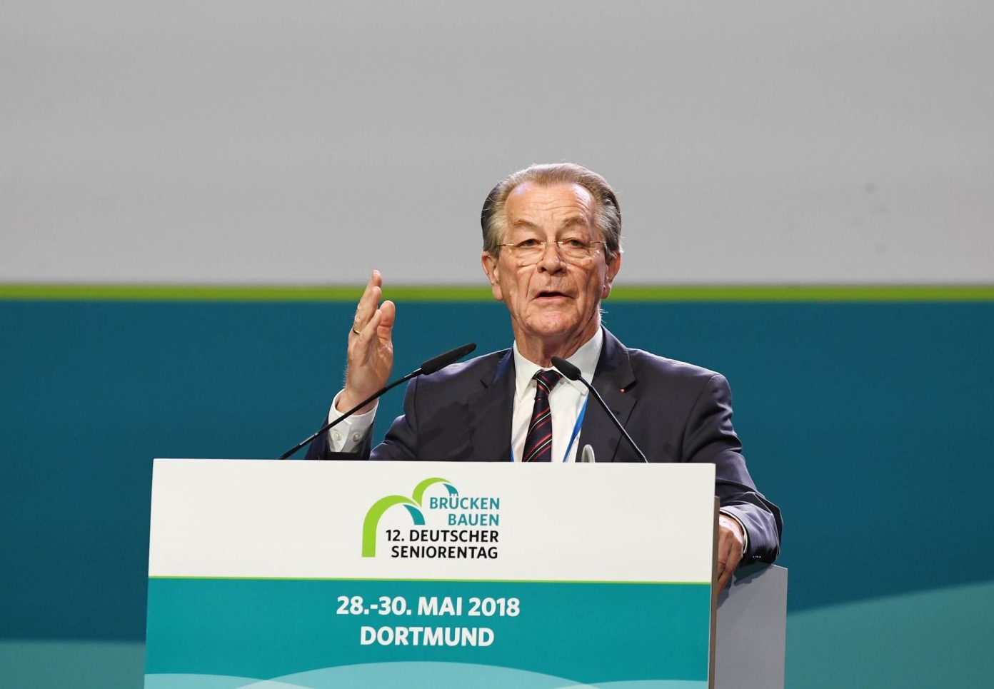 © BAGSO/Deck The chairman of BAGSO, Franz Müntefering, delivering a speech.