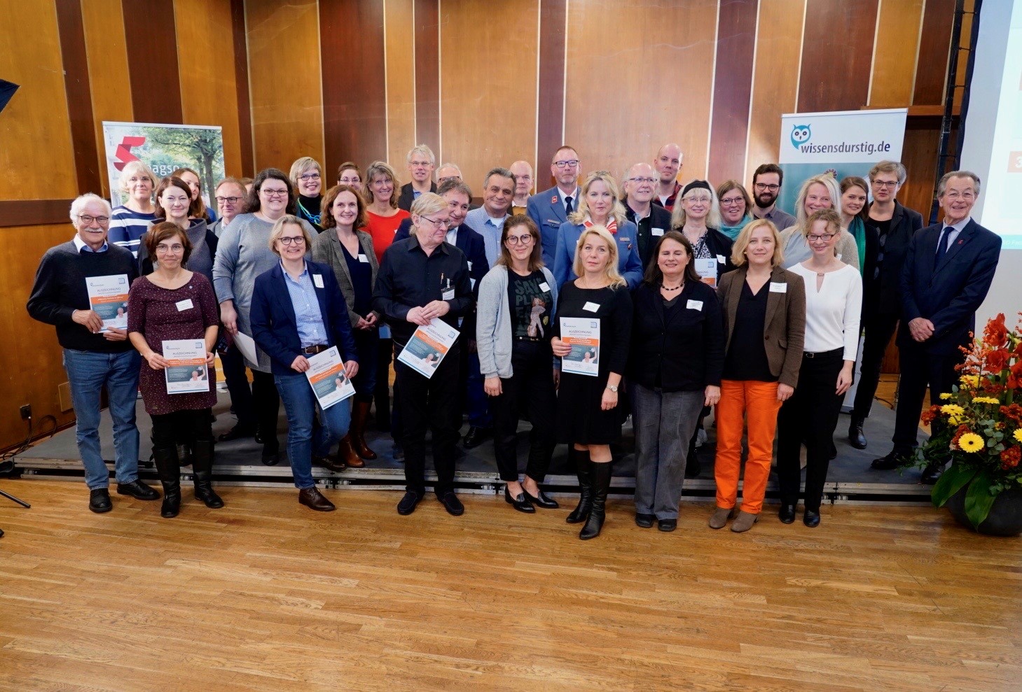 © BAGSO/Sachs Gruppenfoto von allen ausgezeichneten "Leuchttürmen"
