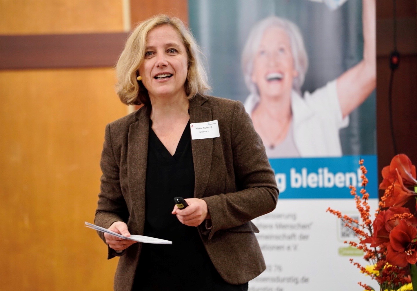 © BAGSO/Sachs Nicola Röhricht begrüßt die Anwesenden
