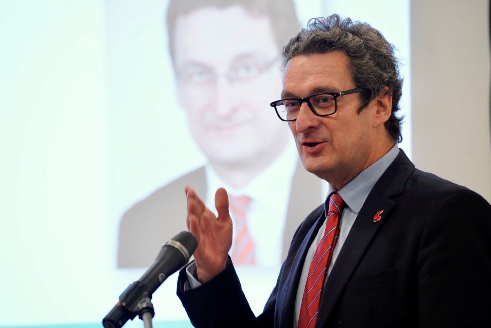 © BAGSO/Sachs Prof. Dr. Matthias von Schwanenflügel vom BMFSFJ hält sein Grußwort