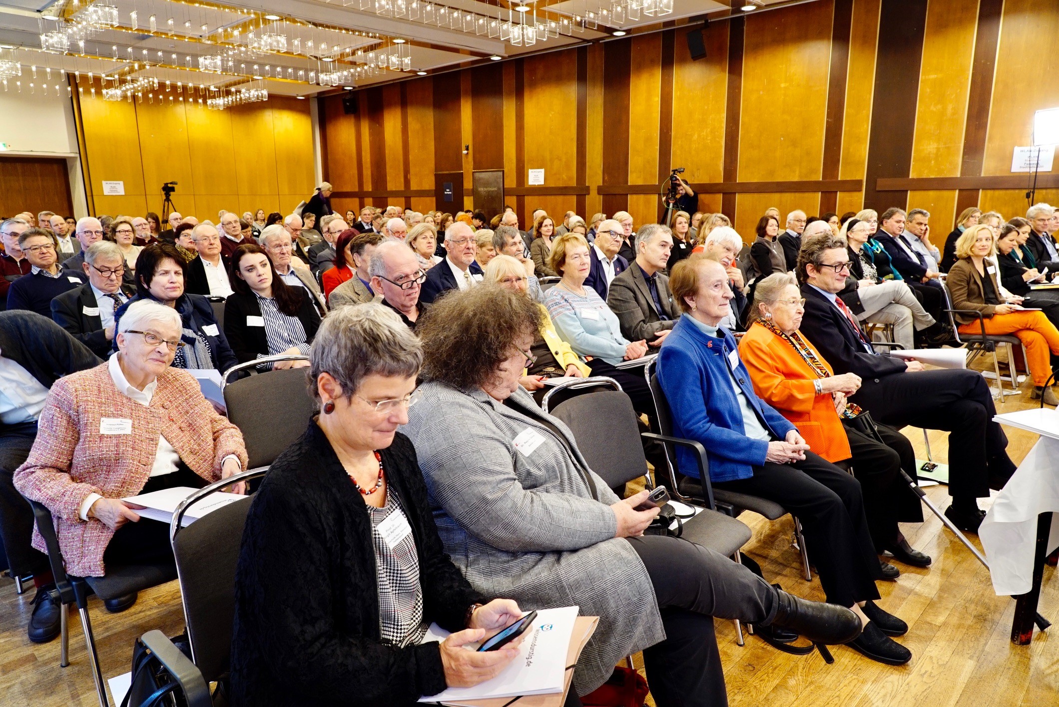 © BAGSO/Sachs Blick ins Publikum: Die Teilnehmenden sitzen in Stuhlreihen